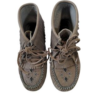 Manitobah Mukluks Leather Bootie Women's SZ L7 Gray Beads Fringed Suede Canada